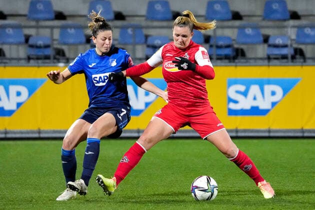 v.li.: Chantal Hagel (TSG, 7), Rachel Rinast (Köln, 31), Zweikampf, Spielszene, Duell, duel, tackle, tackling, Dynamik, Action, Aktion, 04.02.2022, Sinsheim (Hoffenheim) (Deutschland), Fussball, Flyeralarm Frauen-Bundesliga, TSG 1899 Hoffenheim - 1. FC Köln, 04.02.2022, Sinsheim (Hoffenheim) (Deutschland), Fussball, Flyeralarm Frauen-Bundesliga, TSG 1899 Hoffenheim - 1. FC Köln, DFB DFL REGULATIONS PROHIBIT ANY USE OF PHOTOGRAPHS AS IMAGE SEQUENCES AND OR QUASI-VIDEO. xozx