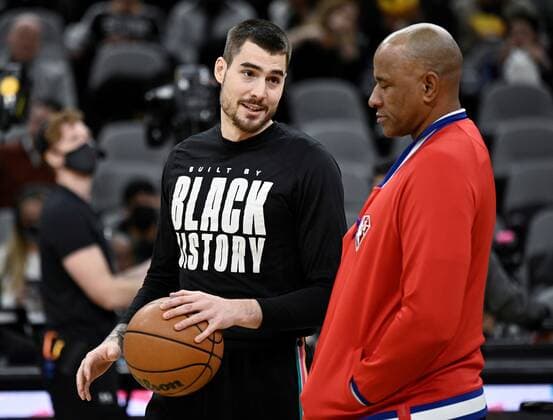 San Antonio Spurs forward Juancho Hernangomez (L) speaks with a referee before a NBA, Basketball Herren, USA basketball game against the Houston Rockets, at the AT&T Arena in San Antonio, Texas, USA, 04 February 2022. San Antonio Spurs - Houston Rockets !ACHTUNG: NUR REDAKTIONELLE NUTZUNG!  Copyright: xDarrenxAbatex AME3641 20220205-7879cf57d999f4ba909eb0185d2ba0d386fee231