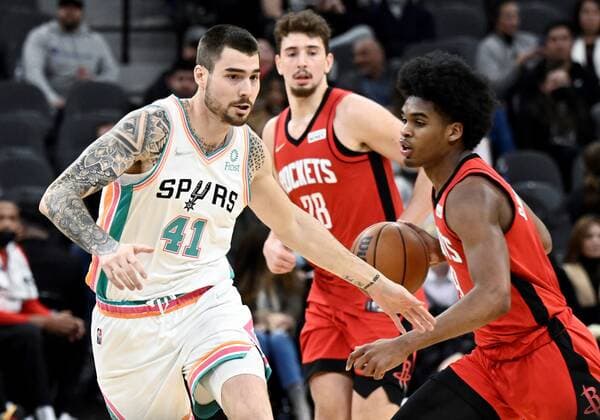 San Antonio Spurs forward Juancho Hernangomez (L) defends Houston Rockets guard Josh Christopher during a NBA, Basketball Herren, USA basketball game at the AT&T Arena in San Antonio, Texas, USA, 04 February 2022. San Antonio Spurs - Houston Rockets !ACHTUNG: NUR REDAKTIONELLE NUTZUNG!  Copyright: xDarrenxAbatex AME3650 20220205-a64fb4064b057062f6ad03cb9f03c9af28bcda6f