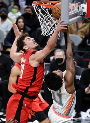 San Antonio Spurs guard Josh Primo (R) attempts to shoot against Houston Rockets center Alperen Sengun during a NBA, Basketball Herren, USA basketball game at the AT&T Arena in San Antonio, Texas, USA, 04 February 2022. San Antonio Spurs - Houston Rockets !ACHTUNG: NUR REDAKTIONELLE NUTZUNG!  Copyright: xDarrenxAbatex AME3648 20220205-041dd0d9cf7d894165f6c7bcd16ba36509798144