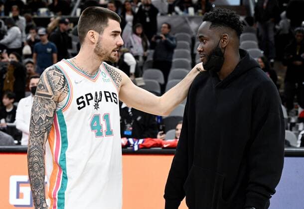 San Antonio Spurs forward Juancho Hernangomez (L) and Houston Rockets forward Usman Garuba talk after their NBA, Basketball Herren, USA basketball game at the AT&T Arena in San Antonio, Texas, USA, 04 February 2022. San Antonio Spurs - Houston Rockets !ACHTUNG: NUR REDAKTIONELLE NUTZUNG!  Copyright: xDarrenxAbatex AME3653 20220205-f902c7cf455b0221df1fb93628daaa48d6aac44c