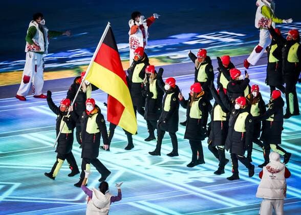 BEIJING - Claudia Pechstein and Francesco Friedrich carry the German flag during the opening ceremony of the 2022 Winter Olympics at the Bird s Nest Stadium in Beijing, China. ANP VINCENT JANNINK Beijing xVIxANPx xxANPxIVx *** BEIJING Claudia Pechstein and Francesco Friedrich carry the German flag during the opening ceremony of the 2022 Winter Olympics at the Bird s Nest Stadium in Beijing, China ANP VINCENT JANNINK Beijing xVIxANPx xxANPxIVx 443621777 originalFilename: 0149853615st.jpg