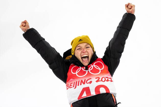 Bilder des Jahres 2022, Sport 02 Februar Sport Themen der Woche KW05 Sport Bilder des Tages OLYMPICS - Winter Olympic Games, Olympische Spiele, Olympia, OS Beijing 2022 ZHANGJIAKOU,CHINA,05.FEB.22 - OLYMPICS, NORDIC SKIING, Ski jumping, Skispringen, Ski, nordisch - Winter Olympic Games Beijing 2022, normal hill, ladies, flower ceremony. Image shows the rejoicing of Katharina Althaus (GER).  GEPAxpictures xMaticxKlansek