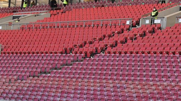 05.02.2022, xblx, Fussball 1.Bundesliga, VfB Stuttgart - Eintracht Frankfurt emspor, v.l. Fuechse Füchse haben offenbar Spuren in den Business Seats der Arena hinterlassen (DFL DFB REGULATIONS PROHIBIT ANY USE OF PHOTOGRAPHS as IMAGE SEQUENCES and or QUASI-VIDEO) Stuttgart
