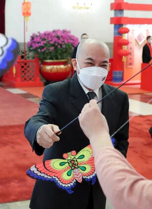 (220205) -- BEIJING, Feb. 5, 2022 -- Cambodian King Norodom Sihamoni experiences kite flying during the demonstration of China s intangible cultural heritage before attending a welcoming banquet at the Great Hall of the People in Beijing, capital of China, Feb. 5, 2022. Chinese President Xi Jinping and his wife Peng Liyuan hosted a banquet at the Great Hall of the People Saturday noon to welcome distinguished guests from around the world who attended the opening ceremony of the Beijing 2022 Olympic Winter games, Winterspiele,Spiele, Summer games ) CHINA-BEIJING-INTANGIBLE CULTURAL HERITAGE-DISPLAY (CN) DingxHaitao 