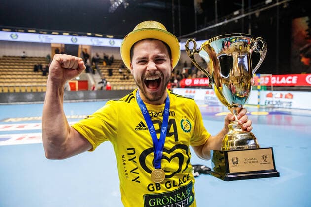 Bilder des Jahres 2022, Sport 02 Februar Sport Themen der Woche KW05 Sport Bilder des Tages Handball, IK Sävehof gewinnt Schwedischen Pokal 220205 Sävehofs Sebastian Karlsson jublar med pokalen efter final 2 i Svenska cupen mellan Sävehof och Lugi den 5 februari 2022 i Partille. *** 220205 Sävehofs Sebastian Karlsson cheers with the trophy after final 2 in the Swedish Cup between Sävehof and Lugi on 5 February 2022 in Partille,  Copyright: MICHAELxERICHSEN BB220205MI035