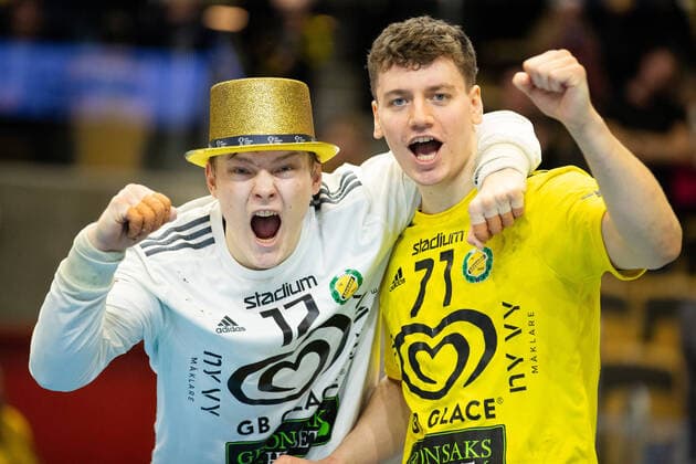220205 Sävehofs malvakt Simon Möller och Elias Ellefsen Ã Skipagotu jublar efter final 2 i Svenska cupen mellan Sävehof och Lugi den 5 februari 2022 i Partille. Copyright: MICHAELxERICHSEN BB220205MI038