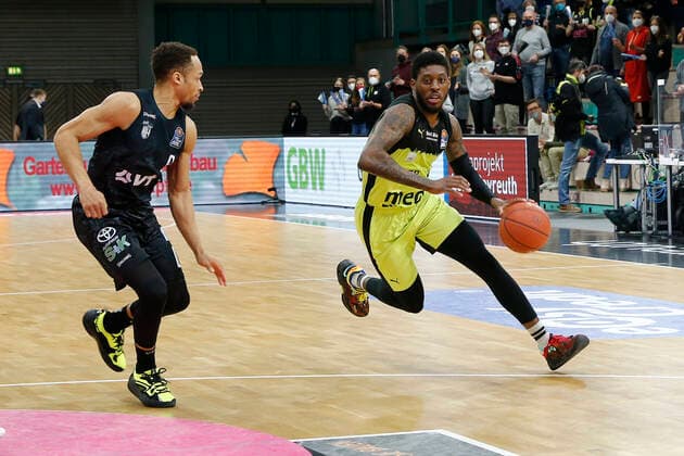 20. Spieltag der easyCredit BBL Basketball Bundesliga in der Oberfrankenhalle in Bayreuth Saison 2021-2022 Medi Bayreuth gegen Hamburg Towers Sacar Anim ( Medi Bayreuth) -2- rechts Jaylon Brown (Hamburg Towers) -0- links