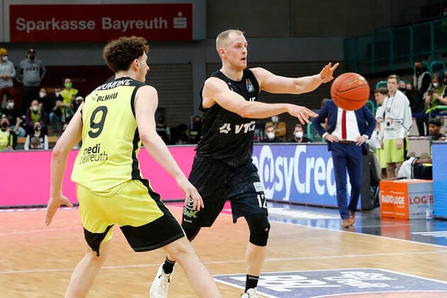 20. Spieltag der easyCredit BBL Basketball Bundesliga in der Oberfrankenhalle in Bayreuth Saison 2021-2022 Medi Bayreuth gegen Hamburg Towers Kay Bruhnke (Medi Bayreuth) -9- links Seth Hinrichs (Hamburg Towers) -12- rechts