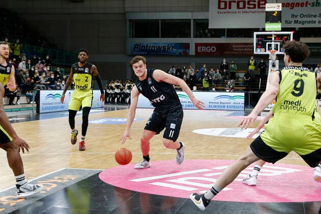20. Spieltag der easyCredit BBL Basketball Bundesliga in der Oberfrankenhalle in Bayreuth Saison 2021-2022 Medi Bayreuth gegen Hamburg Towers Maik Kotsar (Hamburg Towers) -11- mitte