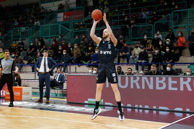 20. Spieltag der easyCredit BBL Basketball Bundesliga in der Oberfrankenhalle in Bayreuth Saison 2021-2022 Medi Bayreuth gegen Hamburg Towers Robin Christen (Hamburg Towers) -8-