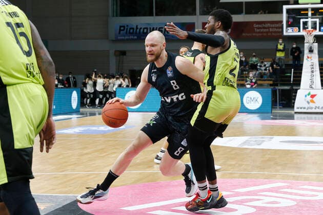 20. Spieltag der easyCredit BBL Basketball Bundesliga in der Oberfrankenhalle in Bayreuth Saison 2021-2022 Medi Bayreuth gegen Hamburg Towers Sacar Anim ( Medi Bayreuth) -2- rechts Robin Christen (Hamburg Towers) -8- links