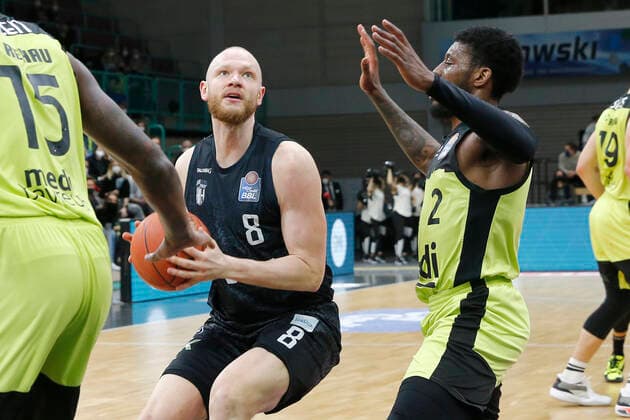 20. Spieltag der easyCredit BBL Basketball Bundesliga in der Oberfrankenhalle in Bayreuth Saison 2021-2022 Medi Bayreuth gegen Hamburg Towers Sacar Anim ( Medi Bayreuth) -2- rechts Robin Christen (Hamburg Towers) -8- links