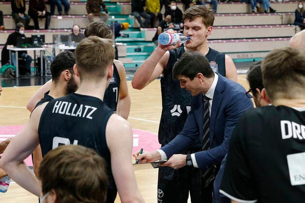 20. Spieltag der easyCredit BBL Basketball Bundesliga in der Oberfrankenhalle in Bayreuth Saison 2021-2022 Medi Bayreuth gegen Hamburg Towers Pedro Calles (Hamburg Towers Trainer) bei der Auszeit