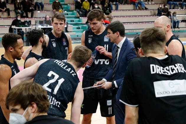 20. Spieltag der easyCredit BBL Basketball Bundesliga in der Oberfrankenhalle in Bayreuth Saison 2021-2022 Medi Bayreuth gegen Hamburg Towers Pedro Calles (Hamburg Towers Trainer) bei der Auszeit