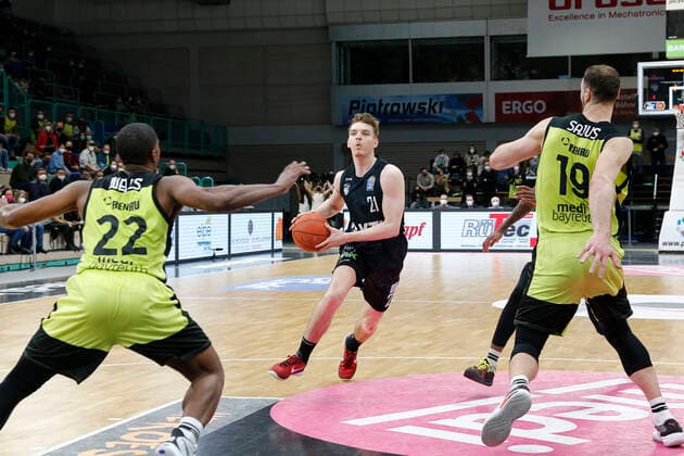 20. Spieltag der easyCredit BBL Basketball Bundesliga in der Oberfrankenhalle in Bayreuth Saison 2021-2022 Medi Bayreuth gegen Hamburg Towers Cameron Wells ( Medi Bayreuth) -22- links Martynas Sajus ( Medi Bayreuth) -19- rechts Justus Hollatz (Hamburg Towers) -21- mitte