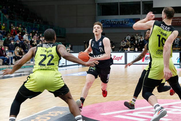 20. Spieltag der easyCredit BBL Basketball Bundesliga in der Oberfrankenhalle in Bayreuth Saison 2021-2022 Medi Bayreuth gegen Hamburg Towers Cameron Wells ( Medi Bayreuth) -22- links Martynas Sajus ( Medi Bayreuth) -19- rechts Justus Hollatz (Hamburg Towers) -21- mitte