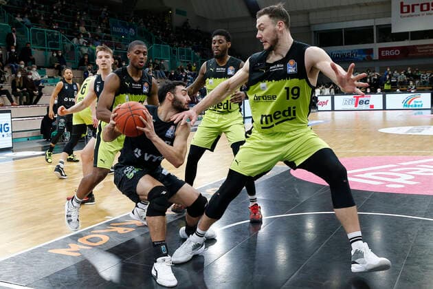 20. Spieltag der easyCredit BBL Basketball Bundesliga in der Oberfrankenhalle in Bayreuth Saison 2021-2022 Medi Bayreuth gegen Hamburg Towers Cameron Wells ( Medi Bayreuth) -22- links Martynas Sajus ( Medi Bayreuth) -19- rechts Maximilian DiLeo (Hamburg Towers) -3- mitte
