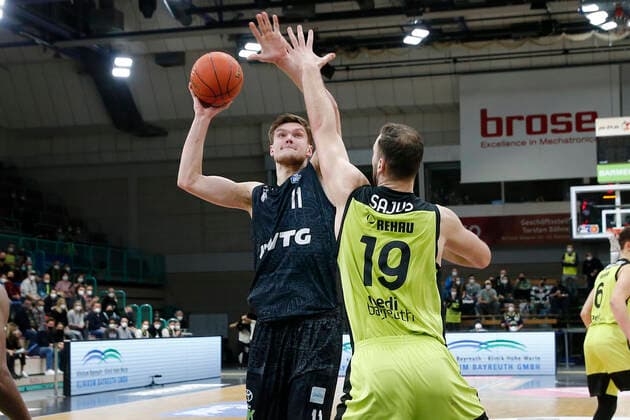 20. Spieltag der easyCredit BBL Basketball Bundesliga in der Oberfrankenhalle in Bayreuth Saison 2021-2022 Medi Bayreuth gegen Hamburg Towers Martynas Sajus ( Medi Bayreuth) -19- rechts Maik Kotsar (Hamburg Towers) -11- links