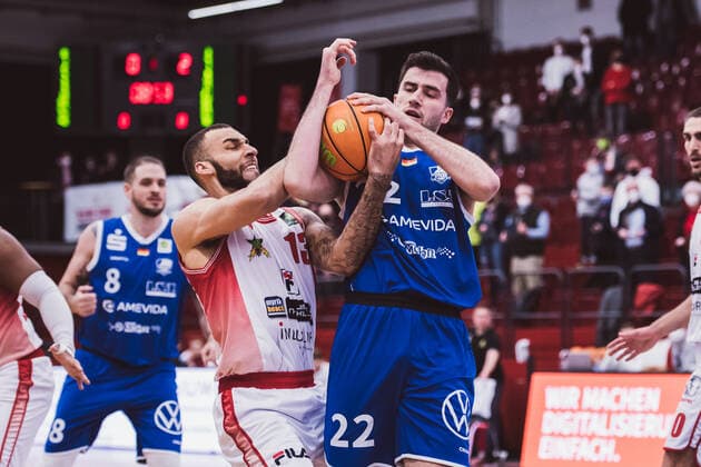 ProA: 23. Spieltag - Artland Dragons vs. VfL SparkassenStars Bochum, 05.02.2022 Taren Valdis Sullivan (Artland Dragons, 13), Johannes Joos (VfL SparkassenStars Bochum, 22); ProA: 23. Spieltag - Artland Dragons vs. VfL SparkassenStars Bochum am 05.02.2022 in Quakenbrueck (Artland Arena), Germany, Copyright: xBEAUTIFULxSPORTS Neddermannx
