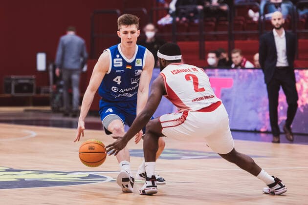 ProA: 23. Spieltag - Artland Dragons vs. VfL SparkassenStars Bochum, 05.02.2022 Niklas Geske (VfL SparkassenStars Bochum, 4), Tramaine Andre Isabell Jr. (Artland Dragons, 2); ProA: 23. Spieltag - Artland Dragons vs. VfL SparkassenStars Bochum am 05.02.2022 in Quakenbrueck (Artland Arena), Germany, Copyright: xBEAUTIFULxSPORTS Neddermannx