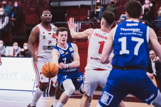 ProA: 23. Spieltag - Artland Dragons vs. VfL SparkassenStars Bochum, 05.02.2022 Demetrius Ward (Artland Dragons, 45), Lars Kamp (VfL SparkassenStars Bochum, 7), Zachary Christopher Ensminger (Artland Dragons, 1); ProA: 23. Spieltag - Artland Dragons vs. VfL SparkassenStars Bochum am 05.02.2022 in Quakenbrueck (Artland Arena), Germany, Copyright: xBEAUTIFULxSPORTS Neddermannx