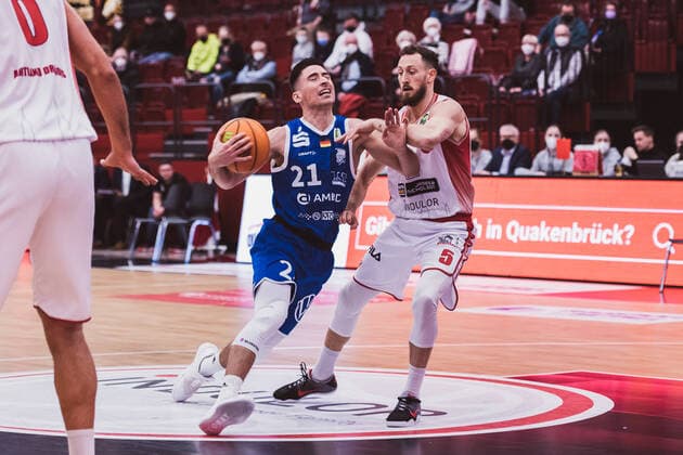 ProA: 23. Spieltag - Artland Dragons vs. VfL SparkassenStars Bochum, 05.02.2022 Abdulah Kameric (VfL SparkassenStars Bochum, 21), Chase Chandler Griffin (Artland Dragons, 5); ProA: 23. Spieltag - Artland Dragons vs. VfL SparkassenStars Bochum am 05.02.2022 in Quakenbrueck (Artland Arena), Germany, Copyright: xBEAUTIFULxSPORTS Neddermannx