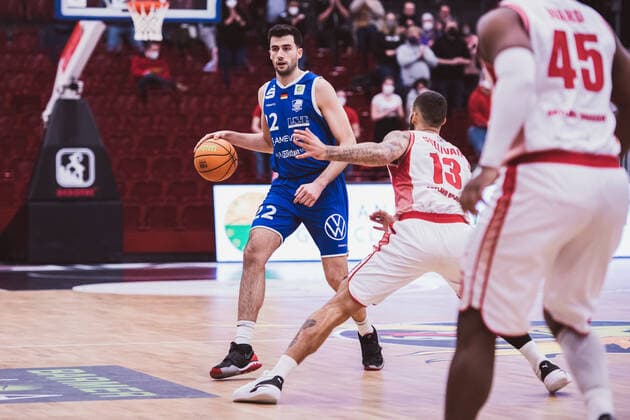 ProA: 23. Spieltag - Artland Dragons vs. VfL SparkassenStars Bochum, 05.02.2022 Johannes Joos (VfL SparkassenStars Bochum, 22), Taren Valdis Sullivan (Artland Dragons, 13); ProA: 23. Spieltag - Artland Dragons vs. VfL SparkassenStars Bochum am 05.02.2022 in Quakenbrueck (Artland Arena), Germany, Copyright: xBEAUTIFULxSPORTS Neddermannx