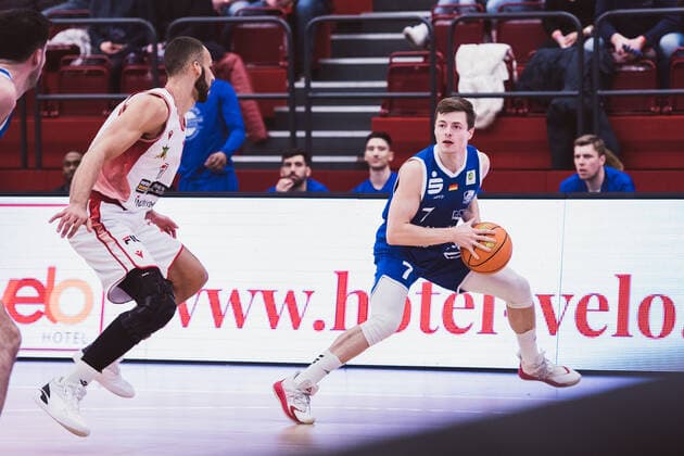 ProA: 23. Spieltag - Artland Dragons vs. VfL SparkassenStars Bochum, 05.02.2022 Taren Valdis Sullivan (Artland Dragons, 13), Lars Kamp (VfL SparkassenStars Bochum, 7); ProA: 23. Spieltag - Artland Dragons vs. VfL SparkassenStars Bochum am 05.02.2022 in Quakenbrueck (Artland Arena), Germany, Copyright: xBEAUTIFULxSPORTS Neddermannx
