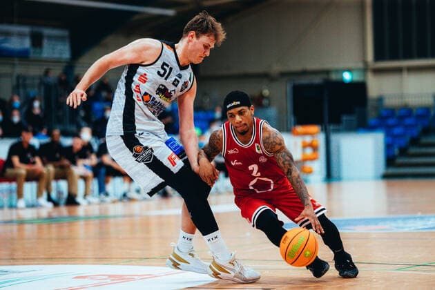BB-2BL BSW Sixers - CGN RheinStars Köln Lamont Vincent Jr. ( 2 RheinStars Köln), Sören Urbansky ( 51 BSW Sixers) waehrend der Saison 2021-22 (Herren) in der Barmer 2. Bundesliga ProB zwischen BSW Sixers und SCH - CGN RheinStars Köln in der Ballsporthalle Sandersdorf am 5. February 2022 in Sandersdorf, Sachsen Anhalt, Deutschland
