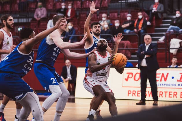 ProA: 23. Spieltag - Artland Dragons vs. VfL SparkassenStars Bochum, 05.02.2022 Tramaine Andre Isabell Jr. (Artland Dragons, 2), Terrell Randolph Vinson (VfL SparkassenStars Bochum, 32), Bjoern Rohwer (VfL SparkassenStars Bochum, 27), Miquel Servera Rodriguez (VfL SparkassenStars Bochum, 13); ProA: 23. Spieltag - Artland Dragons vs. VfL SparkassenStars Bochum am 05.02.2022 in Quakenbrueck (Artland Arena), Germany, Copyright: xBEAUTIFULxSPORTS Neddermannx