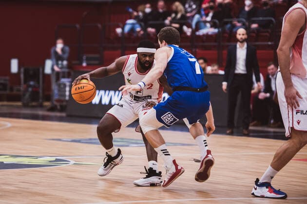 ProA: 23. Spieltag - Artland Dragons vs. VfL SparkassenStars Bochum, 05.02.2022 Tramaine Andre Isabell Jr. (Artland Dragons, 2), Lars Kamp (VfL SparkassenStars Bochum, 7); ProA: 23. Spieltag - Artland Dragons vs. VfL SparkassenStars Bochum am 05.02.2022 in Quakenbrueck (Artland Arena), Germany, Copyright: xBEAUTIFULxSPORTS Neddermannx