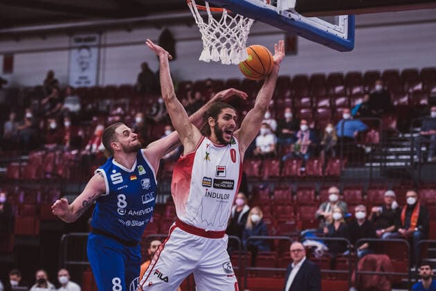 ProA: 23. Spieltag - Artland Dragons vs. VfL SparkassenStars Bochum, 05.02.2022 Kilian Dietz (VfL SparkassenStars Bochum, 8), Adam Pechacek (Artland Dragons, 0); ProA: 23. Spieltag - Artland Dragons vs. VfL SparkassenStars Bochum am 05.02.2022 in Quakenbrueck (Artland Arena), Germany, Copyright: xBEAUTIFULxSPORTS Neddermannx