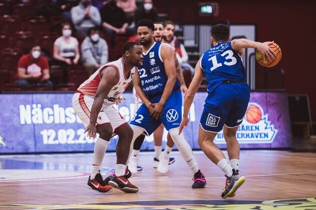 ProA: 23. Spieltag - Artland Dragons vs. VfL SparkassenStars Bochum, 05.02.2022 Demetrius Ward (Artland Dragons, 45), Terrell Randolph Vinson (VfL SparkassenStars Bochum, 32), Miquel Servera Rodriguez (VfL SparkassenStars Bochum, 13); ProA: 23. Spieltag - Artland Dragons vs. VfL SparkassenStars Bochum am 05.02.2022 in Quakenbrueck (Artland Arena), Germany, Copyright: xBEAUTIFULxSPORTS Neddermannx