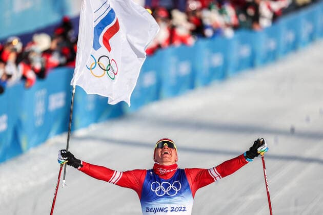Bilder des Jahres 2022, Sport 02 Februar Sport Themen der Woche KW05 Sport Bilder des Tages ZHANGJIAKOU, CHINA - FEBRUARY 6, 2022: ROC athlete Alexander Bolshunov crosses the finish line in the men s 15km+15km skiathlon race at the 2022 Winter Olympic Games, Olympische Spiele, Olympia, OS at the National Cross-Country Skiing Centre. Sergei Bobylev TASS  TS12188F