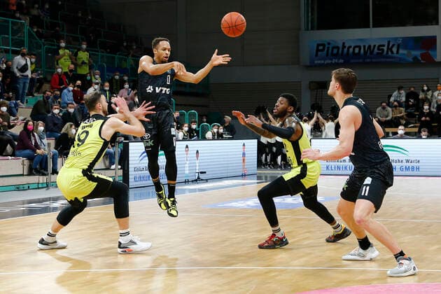 20. Spieltag der easyCredit BBL Basketball Bundesliga in der Oberfrankenhalle in Bayreuth Saison 2021-2022 Medi Bayreuth gegen Hamburg Towers Martynas Sajus ( Medi Bayreuth) -19- links Sacar Anim ( Medi Bayreuth) -2- 2.v. rechts Jaylon Brown (Hamburg Towers) -0- 2.v. links Maik Kotsar (Hamburg Towers) -11- rechts