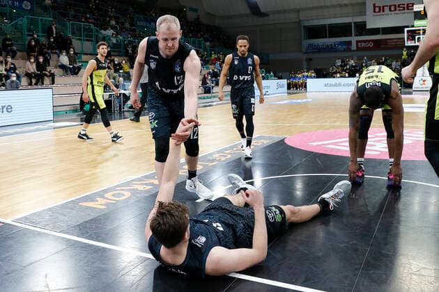 20. Spieltag der easyCredit BBL Basketball Bundesliga in der Oberfrankenhalle in Bayreuth Saison 2021-2022 Medi Bayreuth gegen Hamburg Towers Seth Hinrichs (Hamburg Towers) -12- links Jaylon Brown (Hamburg Towers) -0- mitte Maik Kotsar (Hamburg Towers) -11- unten