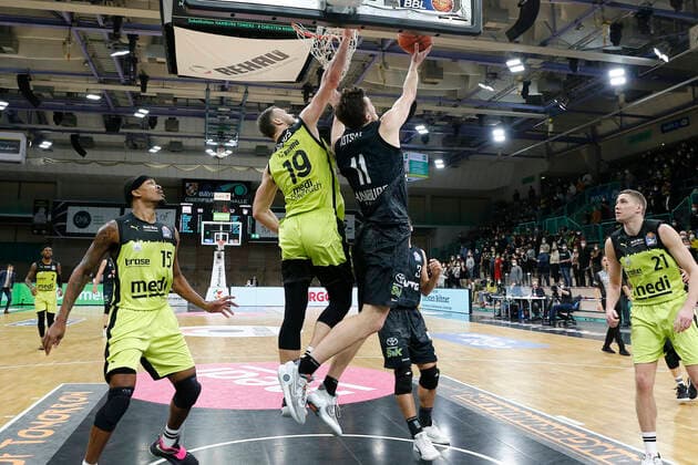 20. Spieltag der easyCredit BBL Basketball Bundesliga in der Oberfrankenhalle in Bayreuth Saison 2021-2022 Medi Bayreuth gegen Hamburg Towers Martynas Sajus ( Medi Bayreuth) -19- links Maik Kotsar (Hamburg Towers) -11- rechts