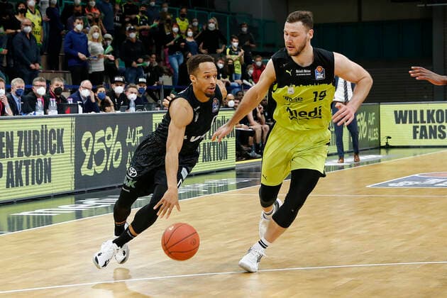 20. Spieltag der easyCredit BBL Basketball Bundesliga in der Oberfrankenhalle in Bayreuth Saison 2021-2022 Medi Bayreuth gegen Hamburg Towers Martynas Sajus ( Medi Bayreuth) -19- rechts Jaylon Brown (Hamburg Towers) -0- links