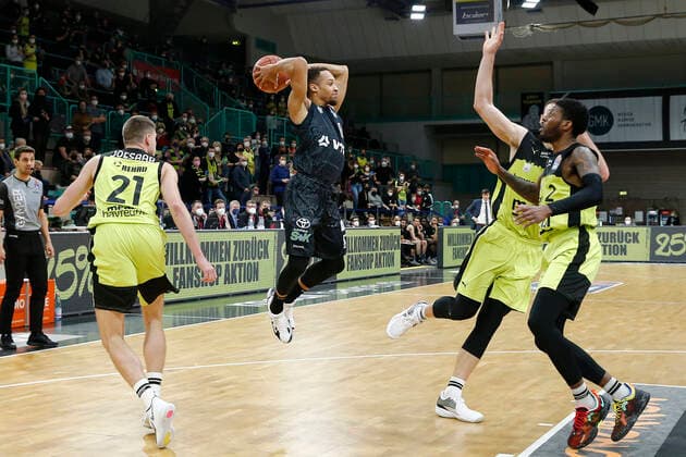 20. Spieltag der easyCredit BBL Basketball Bundesliga in der Oberfrankenhalle in Bayreuth Saison 2021-2022 Medi Bayreuth gegen Hamburg Towers Janari Jöesaar ( Medi Bayreuth) -21- links Sacar Anim ( Medi Bayreuth) -2- rechts Jaylon Brown (Hamburg Towers) -0- mitte