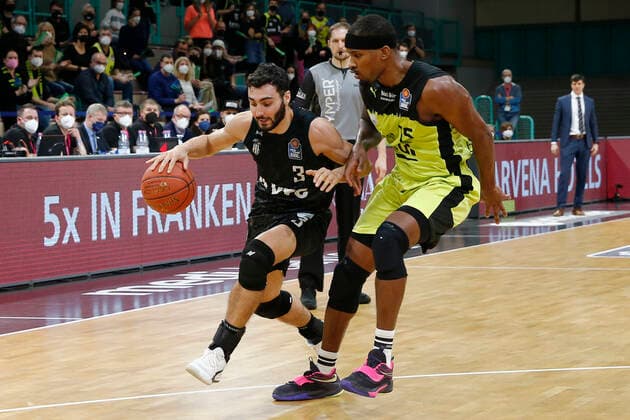 20. Spieltag der easyCredit BBL Basketball Bundesliga in der Oberfrankenhalle in Bayreuth Saison 2021-2022 Medi Bayreuth gegen Hamburg Towers Terry Allen ( Medi Bayreuth) -15- rechts Maximilian DiLeo (Hamburg Towers) -3- links