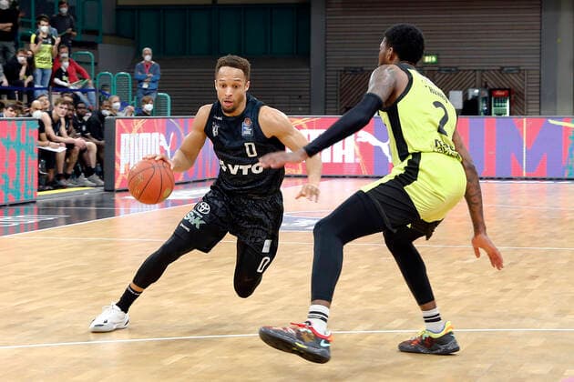 20. Spieltag der easyCredit BBL Basketball Bundesliga in der Oberfrankenhalle in Bayreuth Saison 2021-2022 Medi Bayreuth gegen Hamburg Towers Sacar Anim ( Medi Bayreuth) -2- rechts Jaylon Brown (Hamburg Towers) -0- links