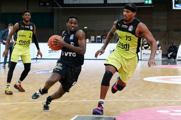 20. Spieltag der easyCredit BBL Basketball Bundesliga in der Oberfrankenhalle in Bayreuth Saison 2021-2022 Medi Bayreuth gegen Hamburg Towers Terry Allen ( Medi Bayreuth) -15- rechts Osaro Jürgen Rich (Hamburg Towers) -6- links