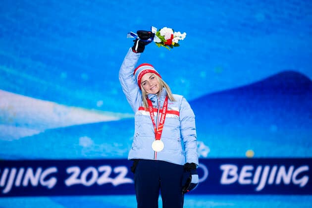 220206 Therese Johaug of Norway celebrates at the medal ceremony for women s cross country skiing skiathlon during day 2 of the 2022 Winter Olympics on February 6, 2022 in Zhangjiakou. Photo: Joel Marklund BILDBYRAN kod JM JM0272 bbeng Olympic Games, Olympische Spiele, Olympia, OS olympics winter olympics os ol olympiska spel vinter-os olympiske leker peking peking 2022 beijing 2022 beijing 2022 olympic games beijing 2022 winter olympic games peking-os beijing-ol vinter-ol medaljceremoni medaljeseremoni medal ceremony norge jubel Copyright: JOELxMARKLUND BB220206JM037