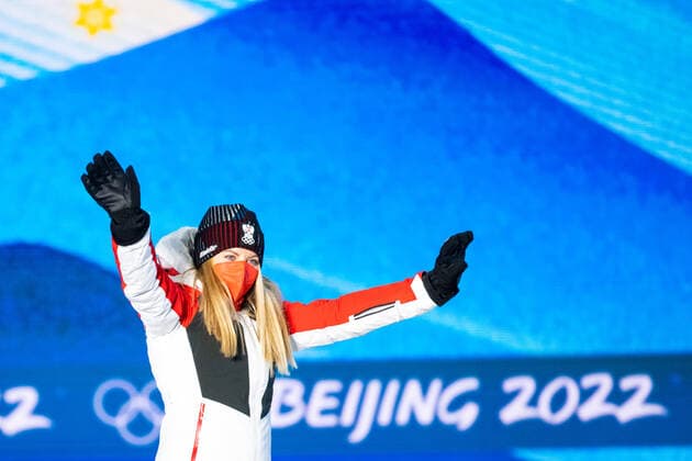 OLYMPICS - Winter Olympic Games, Olympische Spiele, Olympia, OS Beijing 2022 ZHANGJIAKOU,CHINA,06.FEB.22 - OLYMPICS, NORDIC SKIING, CROSS COUNTRY SKIING - Winter Olympic Games Beijing 2022, skiathlon, ladies, award ceremony. Image shows the rejoicing of Teresa Stadlober (AUT).  GEPAxpictures xMaticxKlansek