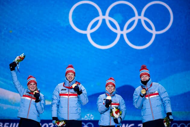 Sport Bilder des Tages 220206 Tiril Eckhoff, Marte Olsbu Roeiseland, Tarjei Boe of and Johannes Thingnes Boe of Norway at the medal ceremony for biathlon mixed relay during day 2 of the 2022 Winter Olympics on February 6, 2022 in Zhangjiakou. Photo: Joel Marklund BILDBYRAN kod JM JM0272 bbeng Olympic Games, Olympische Spiele, Olympia, OS olympics winter olympics os ol olympiska spel vinter-os olympiske leker peking peking 2022 beijing 2022 beijing 2022 olympic games beijing 2022 winter olympic games peking-os beijing-ol vinter-ol medaljceremoni medaljeseremoni medal ceremony norge Copyright: JOELxMARKLUND BB220206JM043