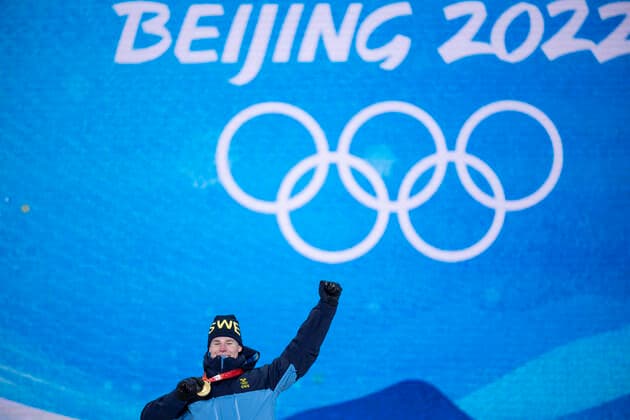 220206 Walter Wallberg of Sweden celebrates with his gold medal at the medal ceremony for men s moguls during day 2 of the 2022 Winter Olympics on February 6, 2022 in Zhangjiakou. Photo: Joel Marklund BILDBYRAN kod JM JM0272 bbeng Olympic Games, Olympische Spiele, Olympia, OS olympics winter olympics os ol olympiska spel vinter-os olympiske leker peking peking 2022 beijing 2022 beijing 2022 olympic games beijing 2022 winter olympic games peking-os beijing-ol vinter-ol medaljceremoni medaljeseremoni medal ceremony sverige jubel guld Copyright: JOELxMARKLUND BB220206JM046