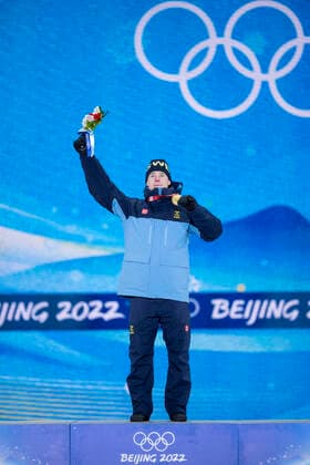 220206 Walter Wallberg of Sweden celebrates with his gold medal at the medal ceremony for men s moguls during day 2 of the 2022 Winter Olympics on February 6, 2022 in Zhangjiakou. Photo: Joel Marklund BILDBYRAN kod JM JM0272 bbeng Olympic Games, Olympische Spiele, Olympia, OS olympics winter olympics os ol olympiska spel vinter-os olympiske leker peking peking 2022 beijing 2022 beijing 2022 olympic games beijing 2022 winter olympic games peking-os beijing-ol vinter-ol medaljceremoni medaljeseremoni medal ceremony sverige jubel guld Copyright: JOELxMARKLUND BB220206JM047