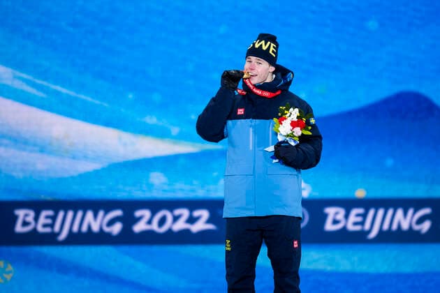 220206 Walter Wallberg of Sweden celebrates with his gold medal at the medal ceremony for men s moguls during day 2 of the 2022 Winter Olympics on February 6, 2022 in Zhangjiakou. Photo: Joel Marklund BILDBYRAN kod JM JM0272 bbeng Olympic Games, Olympische Spiele, Olympia, OS olympics winter olympics os ol olympiska spel vinter-os olympiske leker peking peking 2022 beijing 2022 beijing 2022 olympic games beijing 2022 winter olympic games peking-os beijing-ol vinter-ol medaljceremoni medaljeseremoni medal ceremony sverige jubel guld Copyright: JOELxMARKLUND BB220206JM050