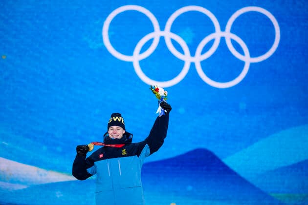 220206 Walter Wallberg of Sweden celebrates with his gold medal at the medal ceremony for men s moguls during day 2 of the 2022 Winter Olympics on February 6, 2022 in Zhangjiakou. Photo: Joel Marklund BILDBYRAN kod JM JM0272 bbeng Olympic Games, Olympische Spiele, Olympia, OS olympics winter olympics os ol olympiska spel vinter-os olympiske leker peking peking 2022 beijing 2022 beijing 2022 olympic games beijing 2022 winter olympic games peking-os beijing-ol vinter-ol medaljceremoni medaljeseremoni medal ceremony sverige jubel guld Copyright: JOELxMARKLUND BB220206JM051